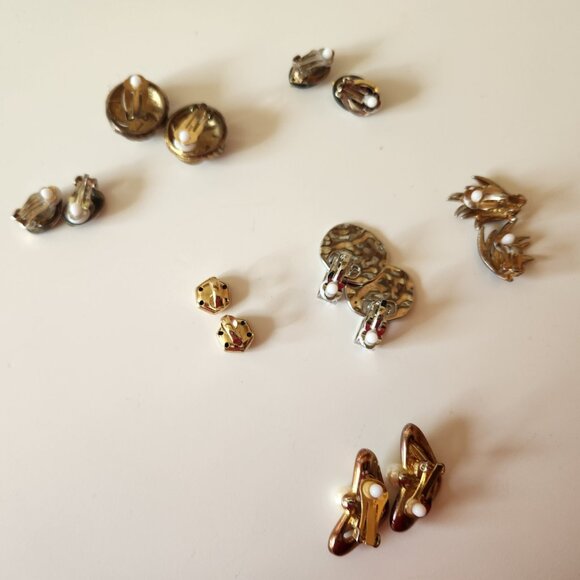 ✨ Lot of 7 Clip-On Earrings | Gold & Black, Pearl Accent, Retro Style - Picture 9 of 9
